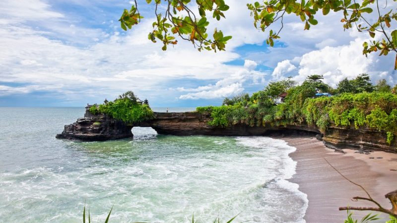 Indonesias Pura Batu Bolong temple